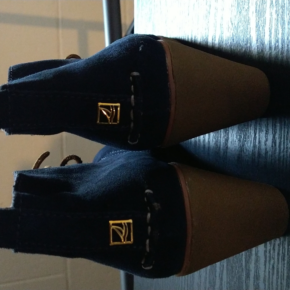 Shoes - Picture 4 of 7